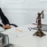 Pessoa pesquisando mudanças na nacionalidade sefardita