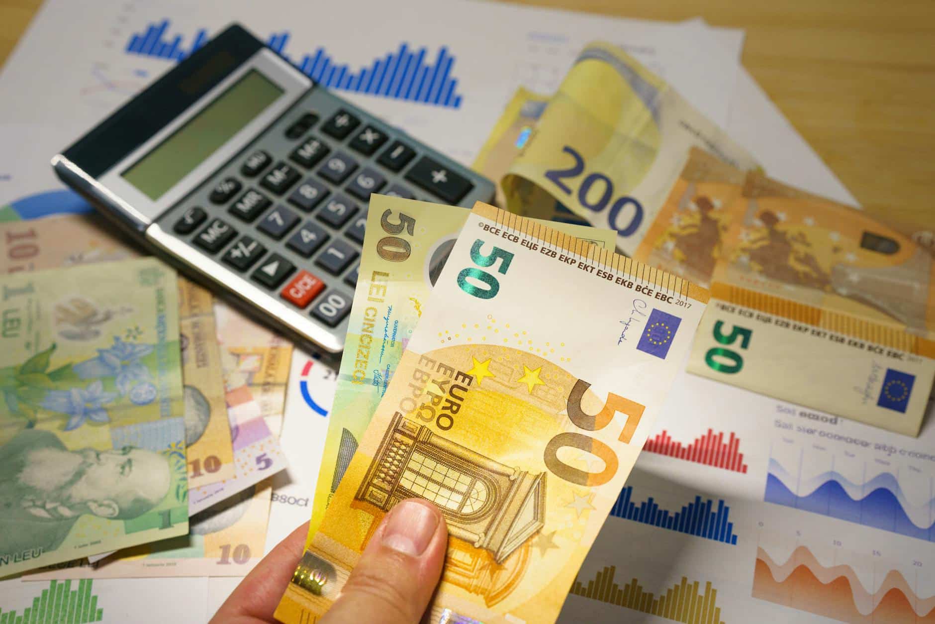 Mesa de escritório com cálculo de salário mínimo 2026 em Portugal