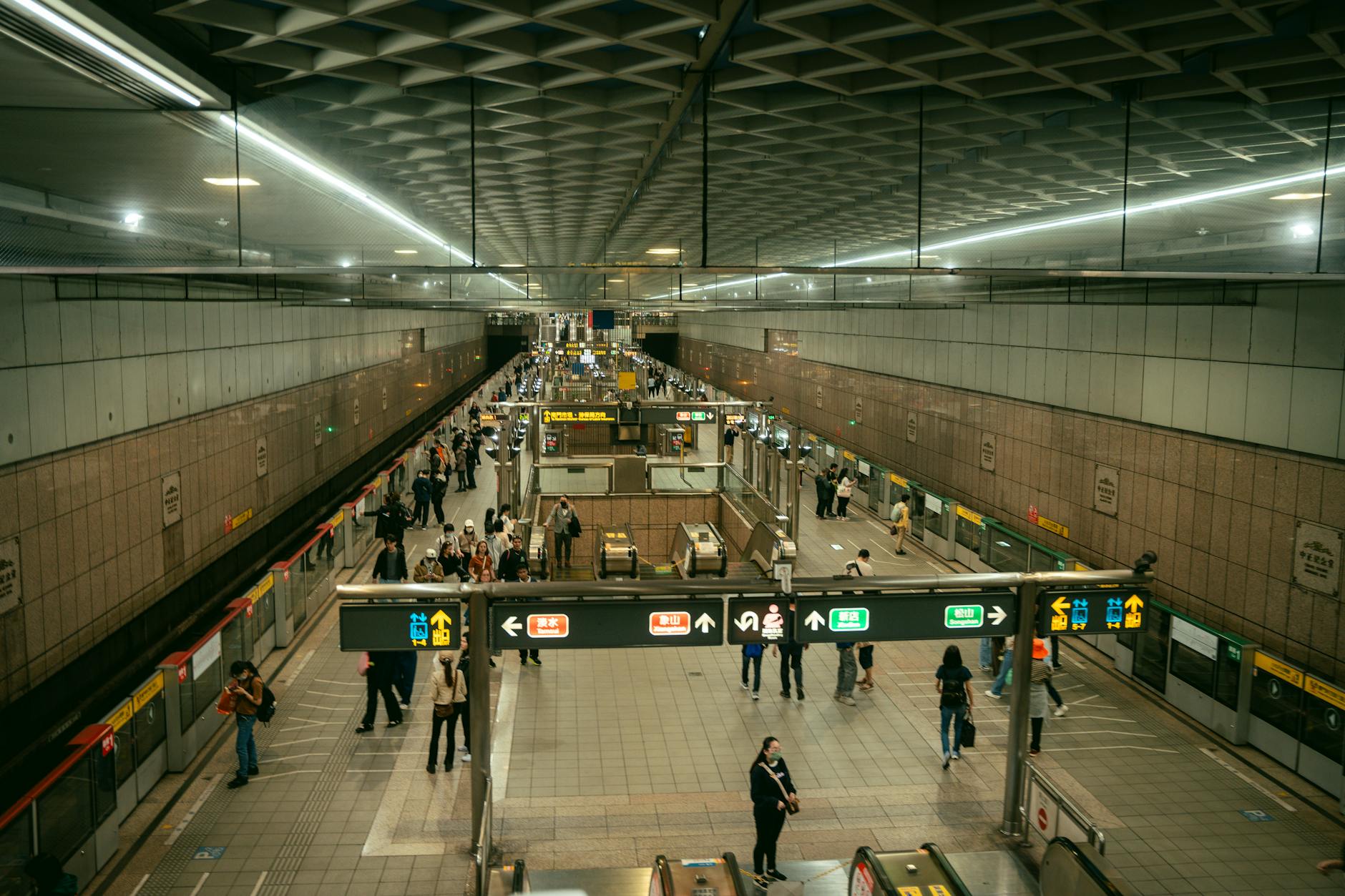 Transporte público Porto 2026 com imigrantes brasileiros